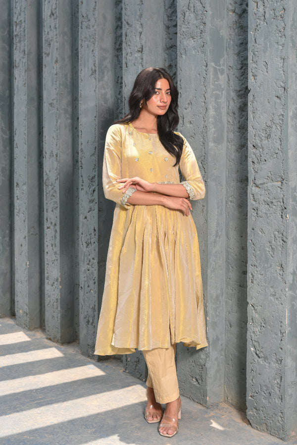 Maternity-friendly kurta set with adjustable waist tie