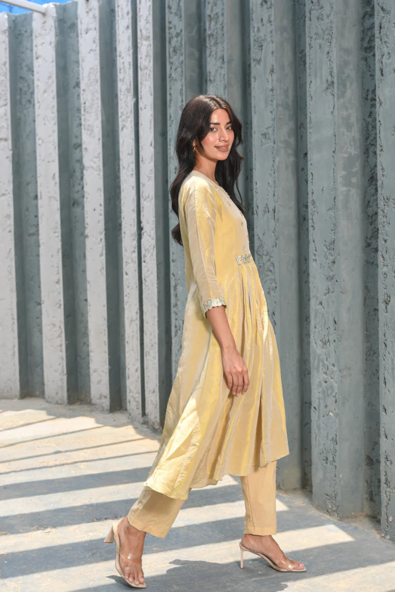The Ultimate White Saree Guide for Holi Festivities - Holi Saroj Jain