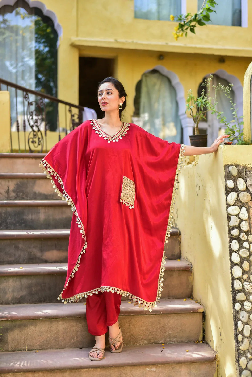 Minimalist Necklines | Daily Ethnic & Framing Guide
