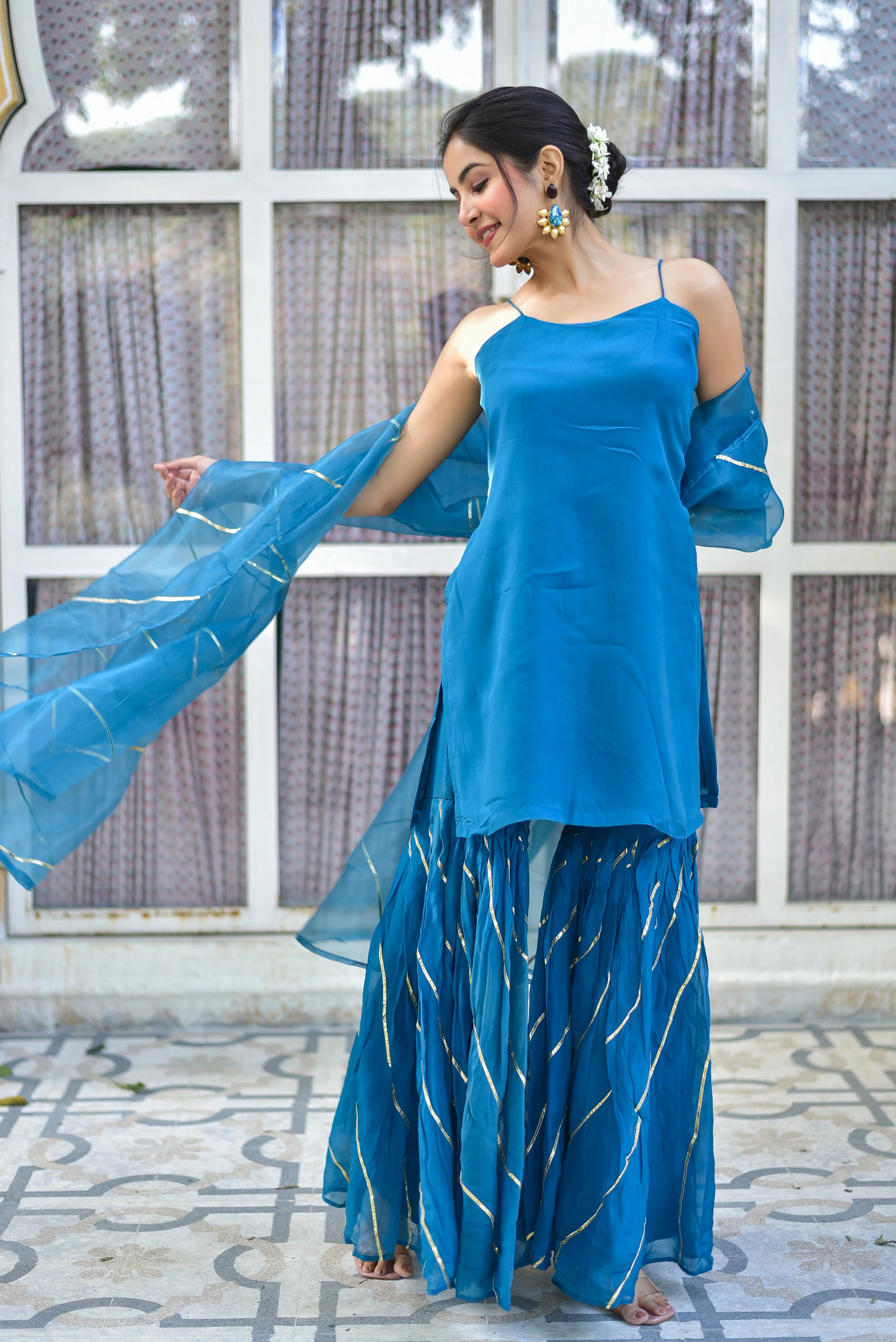 Stunning Teal Blue Kurta Sharara Set: A Perfect Blend of Tradition and Contemporary Style
This exquisite teal blue kurta sharara set is a true masterpiece of artisanal craftsmanship, exuding elegance and regal charm. Designed for the modern woman who values tradition with a contemporary edge, this ensemble is a must-have for any occasion.
Key Features:
Timeless Elegance: The teal blue hue is both soothing and vibrant, evoking a sense of serenity and sophistication.