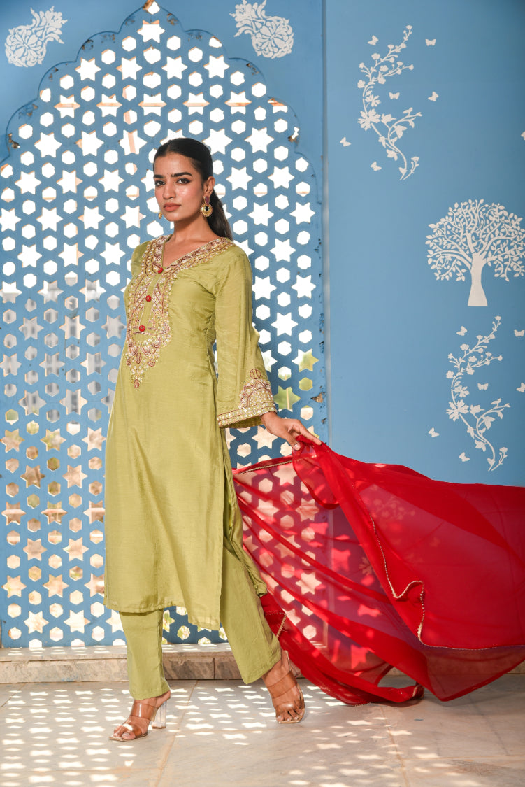 Green Heavy Embroidery Straight Kurta Set View 10 - Designer Ethnic Wear